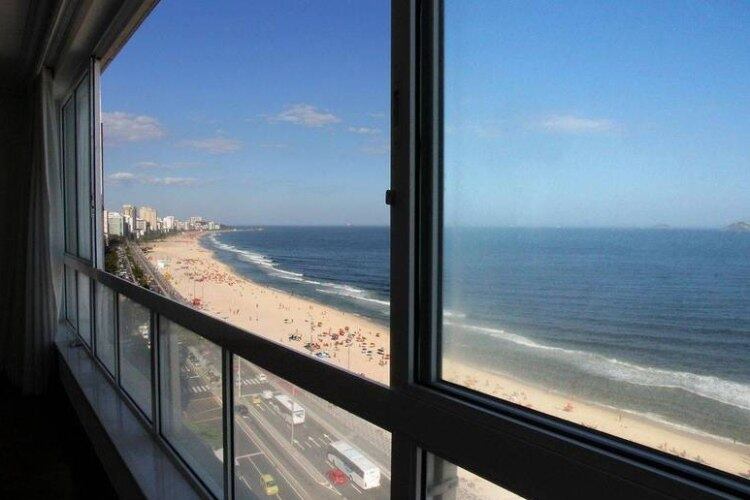 Cada andar da cobertura tem 120 m². Todos os cinco quartos do tríplex têm banheiros e vista privilegiada. O maior dormitório fica no segundo andar e tem closet integrado. Além disso, o imóvel tem direito a quatro vagas de garagem