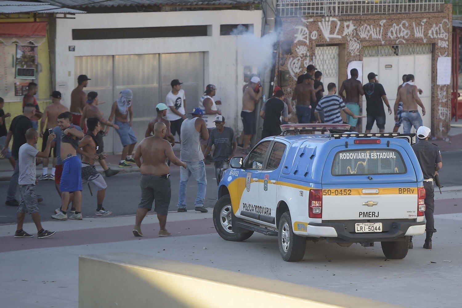 Policias usaram balas de borracha e gás de pimenta para afastar torcedores