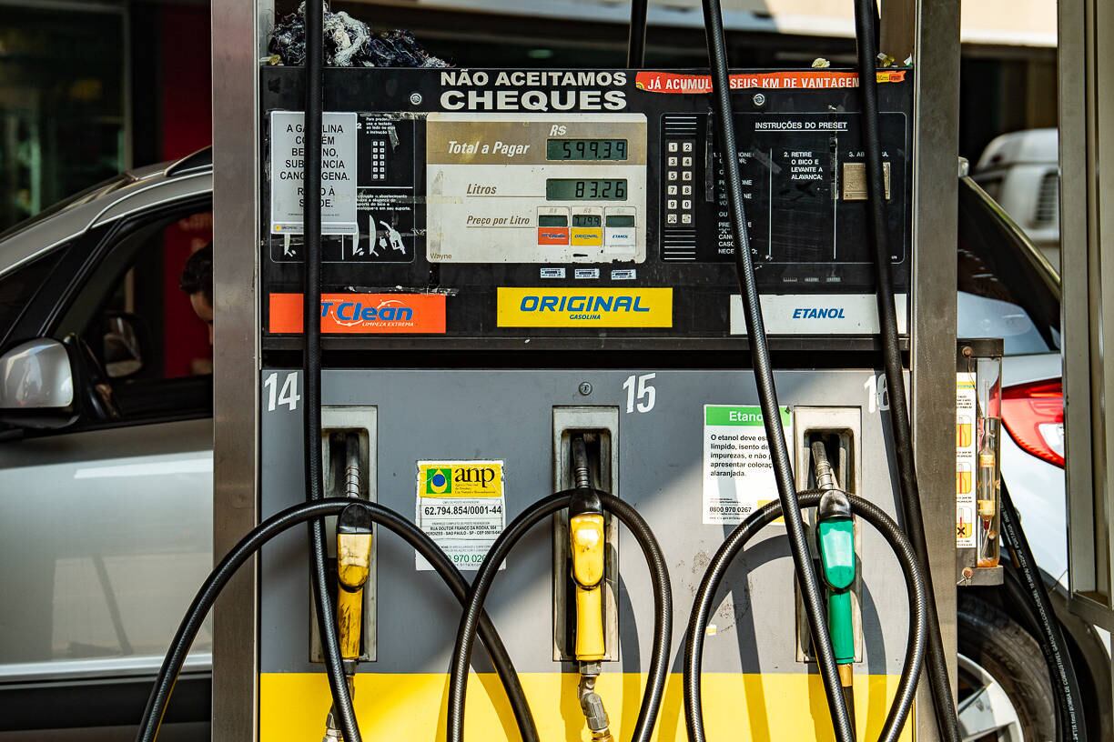 São Paulo, SP - 20.04.2022 - Posto de Combustível - Motorista abastecem seus veículos em posto de gasolina na Av. Sumaré, zona oeste da cidade.  Foto Edu Garcia/R7