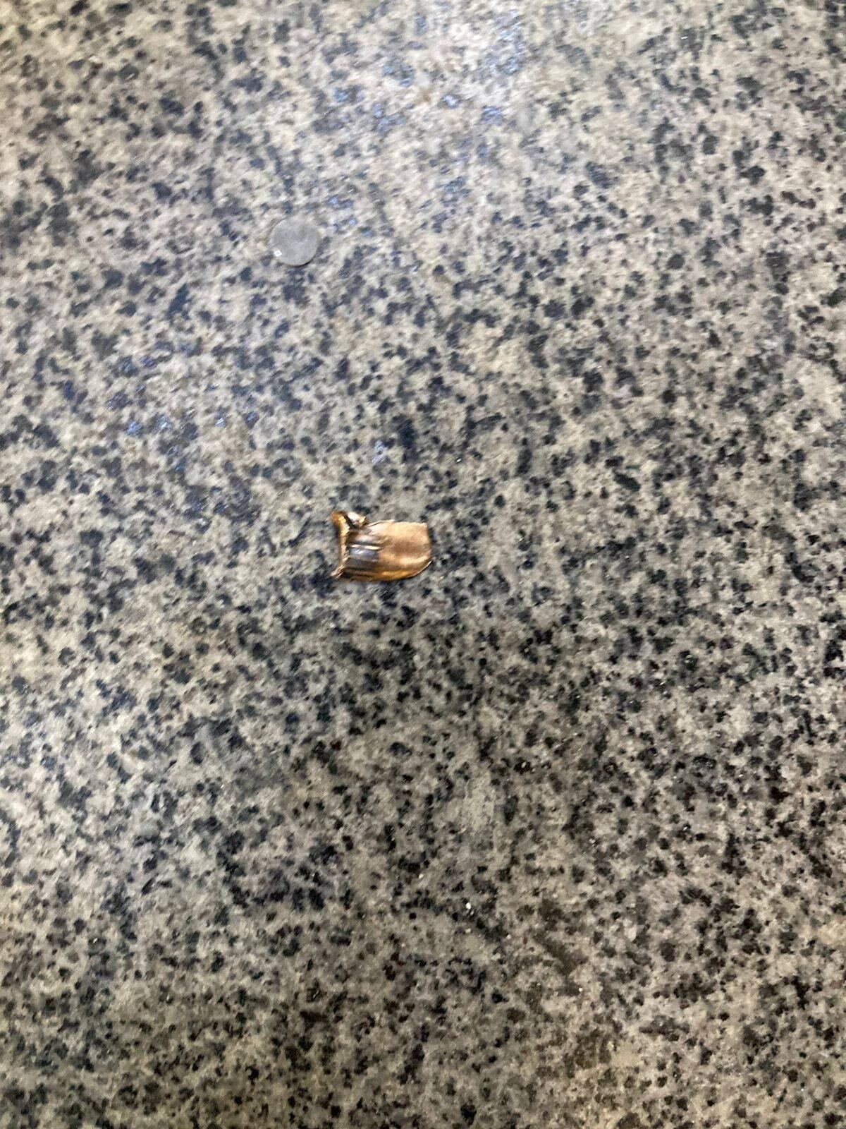 Projétil disparado pelo ex-ministro no chão do aeroporto