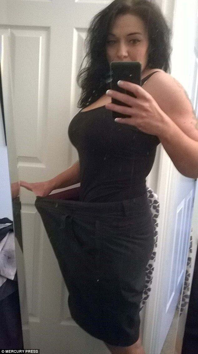 — Eu sou uma clássica
comedora compulsiva e não me sinto satisfeita a não ser que eu esteja realmente
cheia no fim de uma refeição. Por isso percebi que ingerir tudo de uma vez era
o ideal para mim. Me dava, ainda, bastante liberdade, porque se eu quisesse
comer pizza, eu podia comer. Se eu quisesse comer três bolos, eu poderia. Eu só
não poderia comer nada além disso e deveria queimar tudo na academia. Como
odeio correr, comecei a levantar peso

 