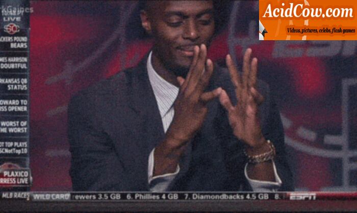 O americano Plaxico Burress é um jogador de futebol
americano e as lesões que sofreu parecem ter sido bastante doloridas