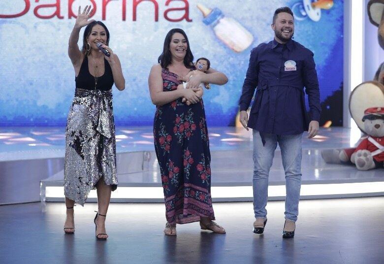 No jogo, dois casais “grávidos” vão encarar quatro provas e, ao vencerem os desafios, terão a chance de ganhar prêmios e acumular pontos