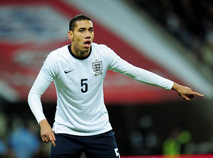 ...Chris Smalling, o meia que joga no Manchester United e também na seleção da Inglaterra. Ele pode não ser belo, mas é uma fera com a bola