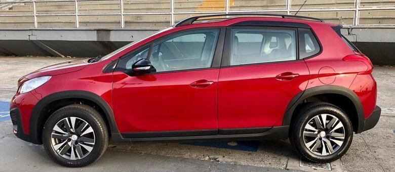 Entre-eixos de 2,54 não permite muita mobilidade e espaço traseiro é justo assim como porta-malas