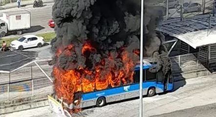Ônibus do BRT pegou fogo no Recreio