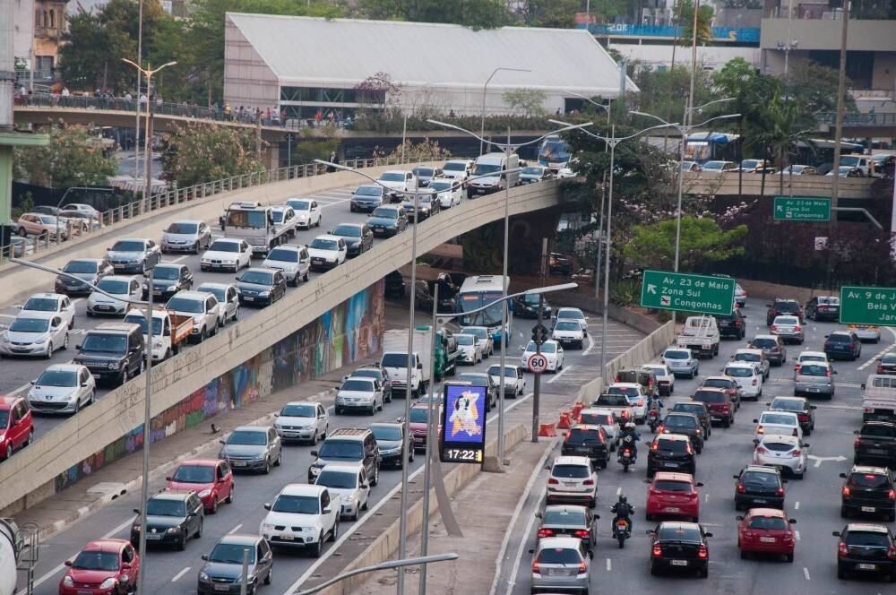 Trânsito no viaduto Doutor Eusébio Stevaux e na avenida 23 de Maio