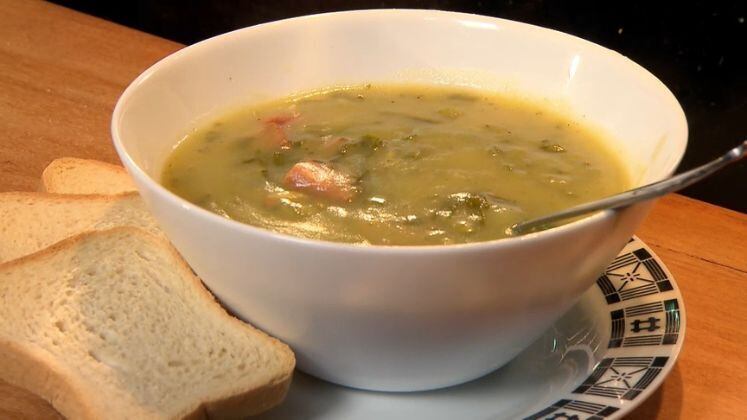 Caldo Verde
 
Ingredientes
200g de linguiça portuguesa 
1 colher sopa de azeite
1 cebola picada
4 dentes de alho picado
6 xícaras chá de água do cozimento da batata
3 folhas de louro 
50g de bacon 
500g de batatas amassadas 
1 maço de couve cortada bem fina
3 fios de cebolinha verde

Modo de preparo: 
Aqueça a panela com a linguiça;
Deixe dourar levemente e reserve;
Na mesma panela coloque o bacon, a cebola e o alho;
Refogue levemente;
Acrescente a água e as folha de louro;
Deixe abrir fervura;
Acrescente a batata a linguiça e a couve; 
Deixe cozinhar por 5 minutos; 
Polvilhe com a cebolinha e sirva.

Acompanhe o quadro Mitos e Verdades, no programa Domingo Espetacular, que vai ao ar todos os finais de semana, às 19h45, na Record TV.
