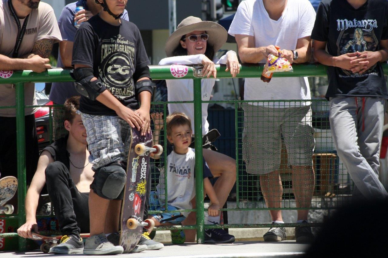Mãe e filho observavam atentos manobras de skate