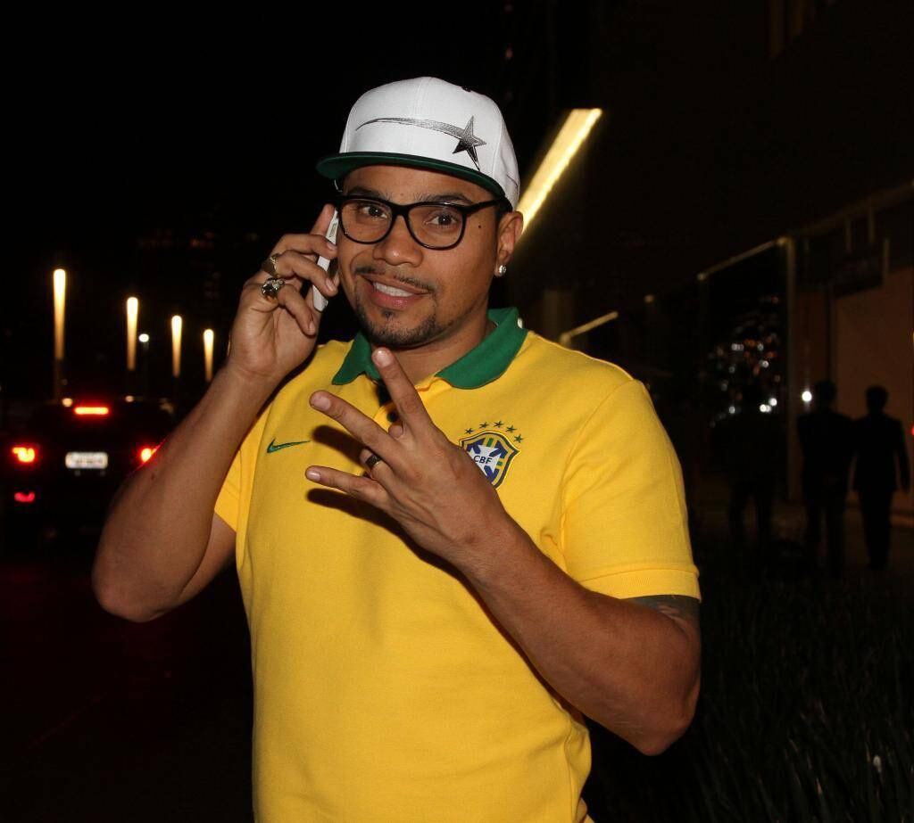 Não é só porque Naldo grava e gosta de chamar gringos para seus clipes
que ele desvaloriza o “produto nacional”.



— Amo meu País, claro, sou
brasileiro. Amo samba, já gravei com Alexandre Pires, com Xande de Pilares, que
era do Revelação, já fiz backing vocal com grupo de pagode, Belo já gravou
música minha. Sou amigo deles, mas eu tenho essa loucura pela moda do que rola
ali