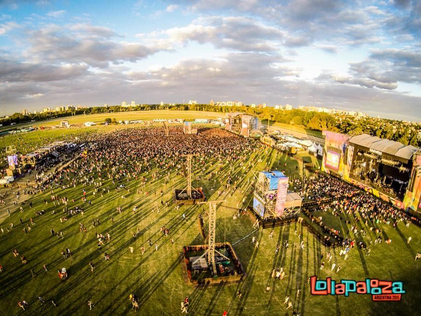 É normal ouvir detalhes sobre os benefícios de curtir o Lollapalooza na Argentina ou no Chile. Mas nem tudo o que se diz sobre esse assunto é verdade. Cada uma das versões sul-americanas tem suas particularidades. E com o dólar mais alto e o real desvalorizado, já não compensa tanto assim sair do País para ver o Lolla em um dos nossos vizinhos (a menos, claro, que você queira muito viajar atrás de novas experiências). De qualquer maneira, listamos os prós e contras de cada uma das edições para desvendar os mitos disseminados pelos frequentadores do festival