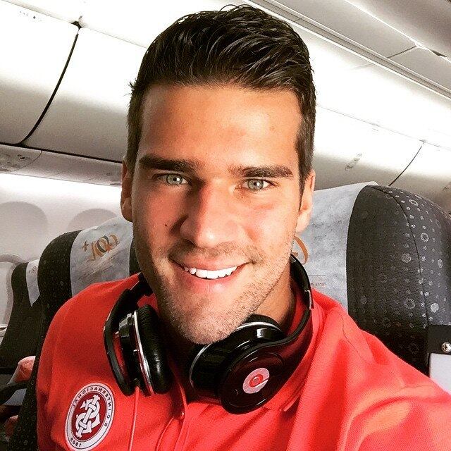 Calleri deverá ter pela frente o goleiro Alisson, do Internacional, já negociado com a Roma. O jogador, no entanto, deve atuar na primeira rodada do Campeonato Brasileiro antes de se despedir do Beira-Rio