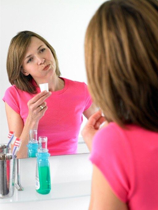 Como evitar estas doenças?
O mais importante é ter uma boa higiene oral. Os
dentes devem ser escovados sempre após as refeições e antes de dormir. Restos
de comida alimentam as bactérias causadoras de cáries e placa. Não deixe de
lado o fio dental, ele é essencial para uma limpeza completa. Pode-se ainda
complementar a limpeza realizada mecanicamente pela escova e pelo fio ou fita
dental pelo uso de antissépticos e enxaguantes bucais. Ah, não se esqueça de
trocar a escova dental a cada três meses