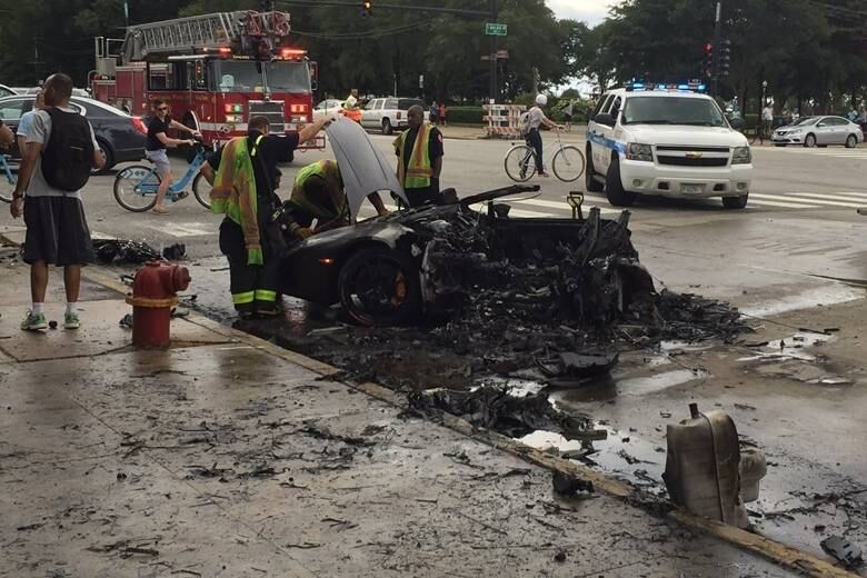 Pelo estado do carro, não seria de se espantar que o condutor estivesse em alta velocidade. O impacto foi tão violento que a célula de sobrevivência foi parar no meio da rua. Segundo informações, o rapaz foi levado ao hospital consciente, mas ainda não há informações sobre o seu real estado
