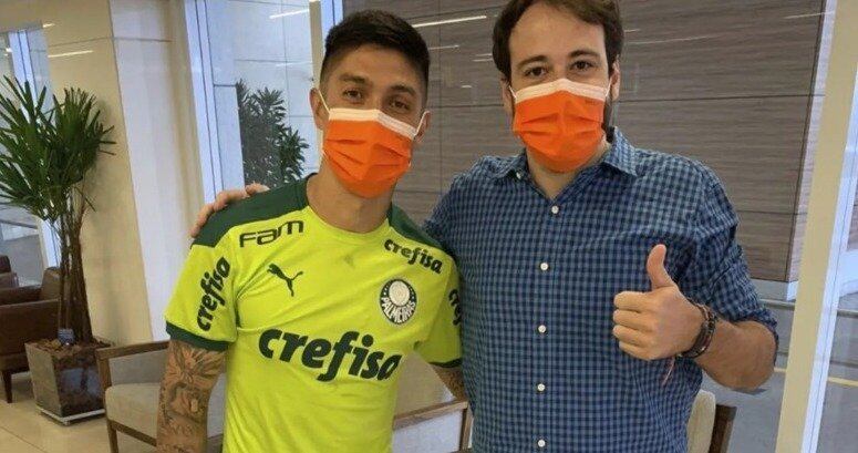 COMPLICOU - O zagueiro chileno Valber Huerta, que veio ao Brasil após acordo entre Palmeiras e Universidad Católica-CHL, foi reprovado nos exames médicos por conta de um problema no joelho.. O atleta retornará ao seu país nesta quarta-feira (15) e o Verdão reavaliará a contratação. A informação foi dada em primeira mão pela repórter Bibiana Bolson, da ESPN.