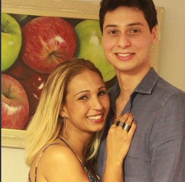 A história do romance entre Valesca Popozuda e Diógenes David surgiu no mês de setembro. Na época, em respeito aos fãs, a funkeira usou o Instagram para comunicar seus tietes de que a notícia era verdadeira.

— Gente
deixa eu falar com vocês , saiu na imprensa que eu estou namorando,
realmente é verdade, estou feliz e eu vim aqui
Dar uma satisfação ao meu publico ,estou muito feliz ,obrigada aos fãs
que me
Apóiam e torcem por mim, não gosto muito de expor a minha vida pessoal
mas resolvi abrir essa parte de minha intimidade para vocês, estou
Amando e curtindo muito esse momento , gostaria de deixar apenas a minha
privacidade preservada e focar sempre no trabalho,obrigada amo vocês 