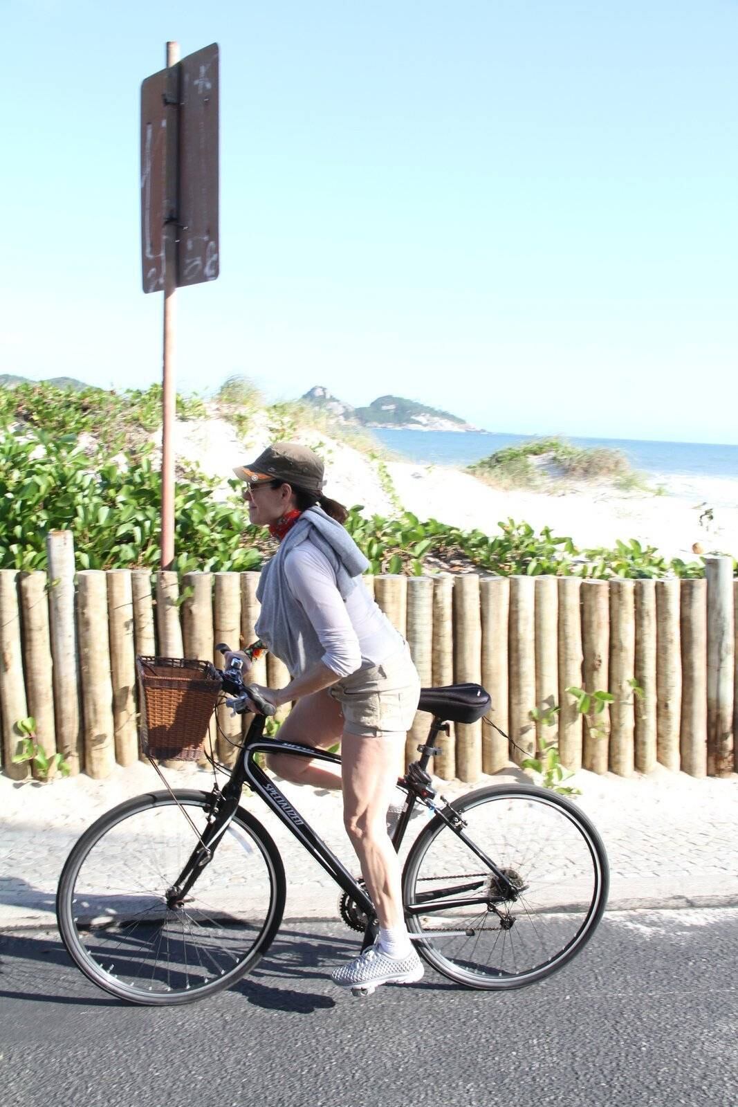 A atriz Christiane Torloni, neste sábado (6), mostrou suas pernas musculosas ao passear de bicicleta. Ela passeou na orla da Barra da Tijuca no Rio de Janeiro 