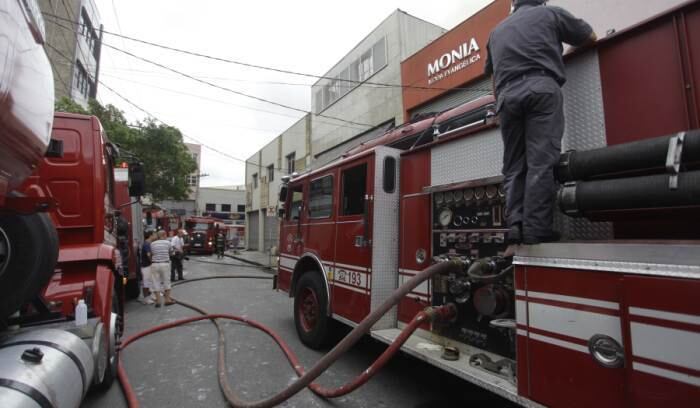 Bombeiros controlaram o fogo em uma fábrica no Brás na manhã deste domingo (17)