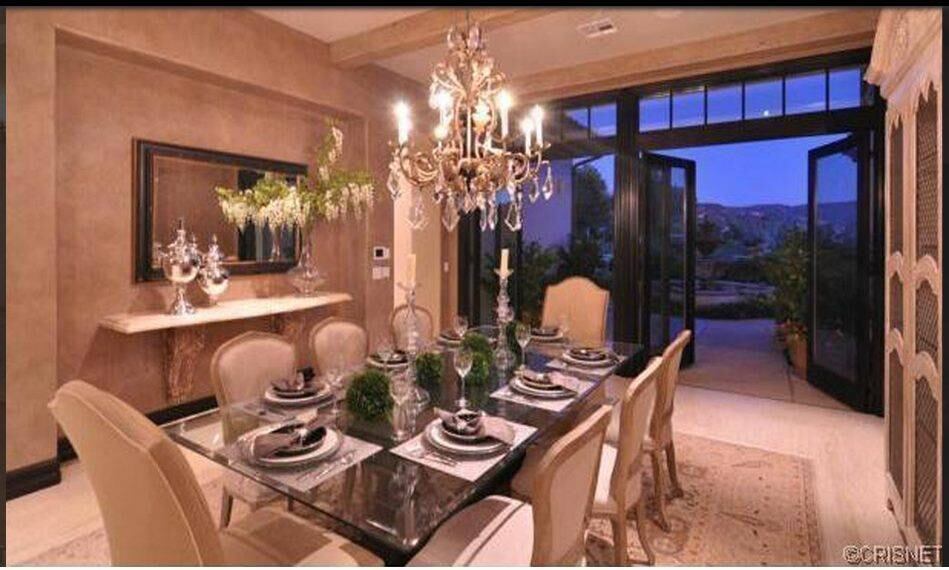 

A nova proprietária do local, Khloe Kardashian, por sua vez,
tinha uma casa um pouco menor em Tarzana, também na cidade de Los Angeles, onde
viveu com o jogador de basquete Lamar Odom, com quem foi casada

