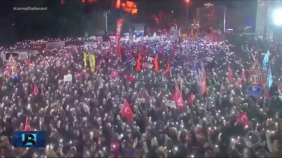 Moradores de Istambul protestam contra prisão do prefeito da cidade, acusado de abuso de autoridade