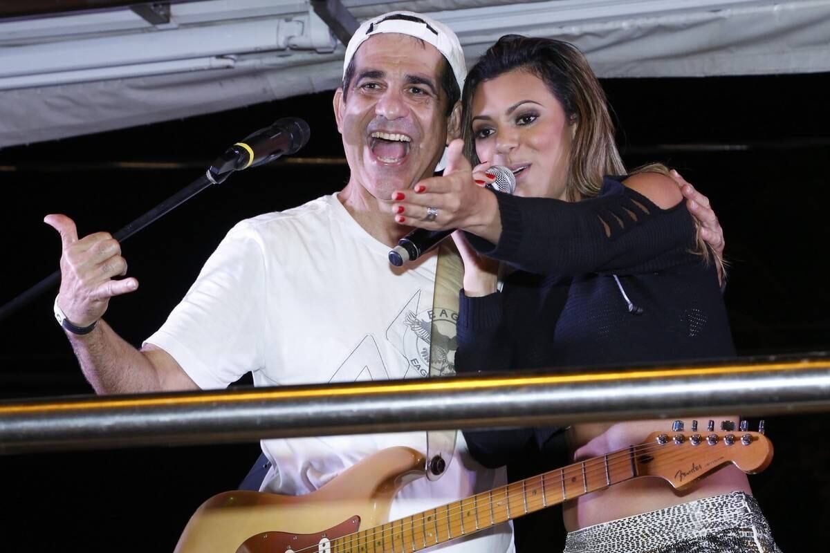 Durval Lélys recebeu Vina Calmon, a nova vocalista do Cheiro de Amor, no show do Asa de Águia