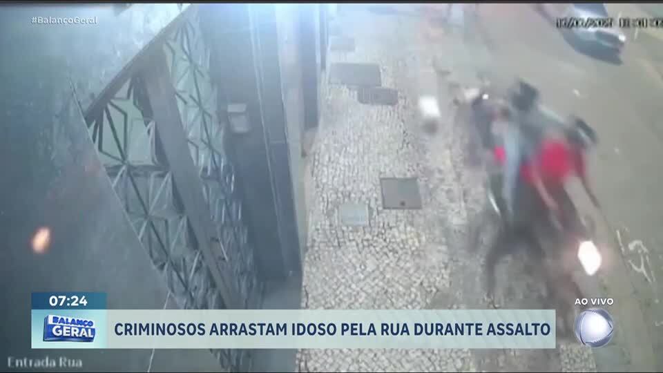 Criminosos arrastam idoso durante assalto no Rio de Janeiro