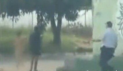 A fuga não teve sucesso. Poucos metros depois, uma viatura da PM cercou o sujeito e o peladão acabou preso. O flagrante foi em Ceilândia, região do Distrito Federal. Veja a matéria completa