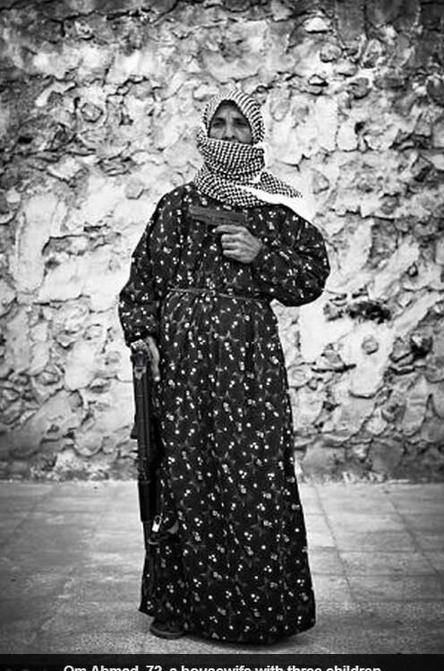 A luta contra as forças de Assad não é restrita e mulheres de todas as idades participam do grupo armado. Om Ahmad, uma senhora de 72 anos, participa ativamente das ações. 

Ela viu sua casa em Daraa ser destruída em meio aos bombardeios e fugiu para Aleppo, onde conheceu o grupo. 

"Eu escolhi pegar em uma arma para lutar contra esse regime"