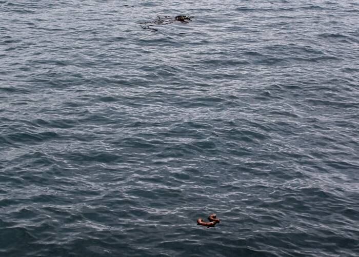 Imagens mostram os destroços de um navio cargueiro chinês que naufragou perto de Hong Kong após uma colisão com um porta-contêineres. Onze tripulantes ainda estão desaparecidos. A colisão aconteceu perto da ilha de Po Toi, no extremo sul de Hong Kong, informou o corpo de bombeiros.
"Dois navios mercantes bateram e um deles afundou", afirmou um porta-voz da polícia. Um barco pesqueiro resgatou um homem, que foi hospitalizado com ferimentos leves. As equipes de resgate procuravam os 11 desaparecidos com o auxílio de um helicóptero e de vários barcos.

Hong Kong, um dos maiores portos do mundo, tem um tráfego muito denso. Centenas de barcos, desde pequenas embarcações de madeira até cargueiros gigantes, são vistos diariamente nas vias marítimas
