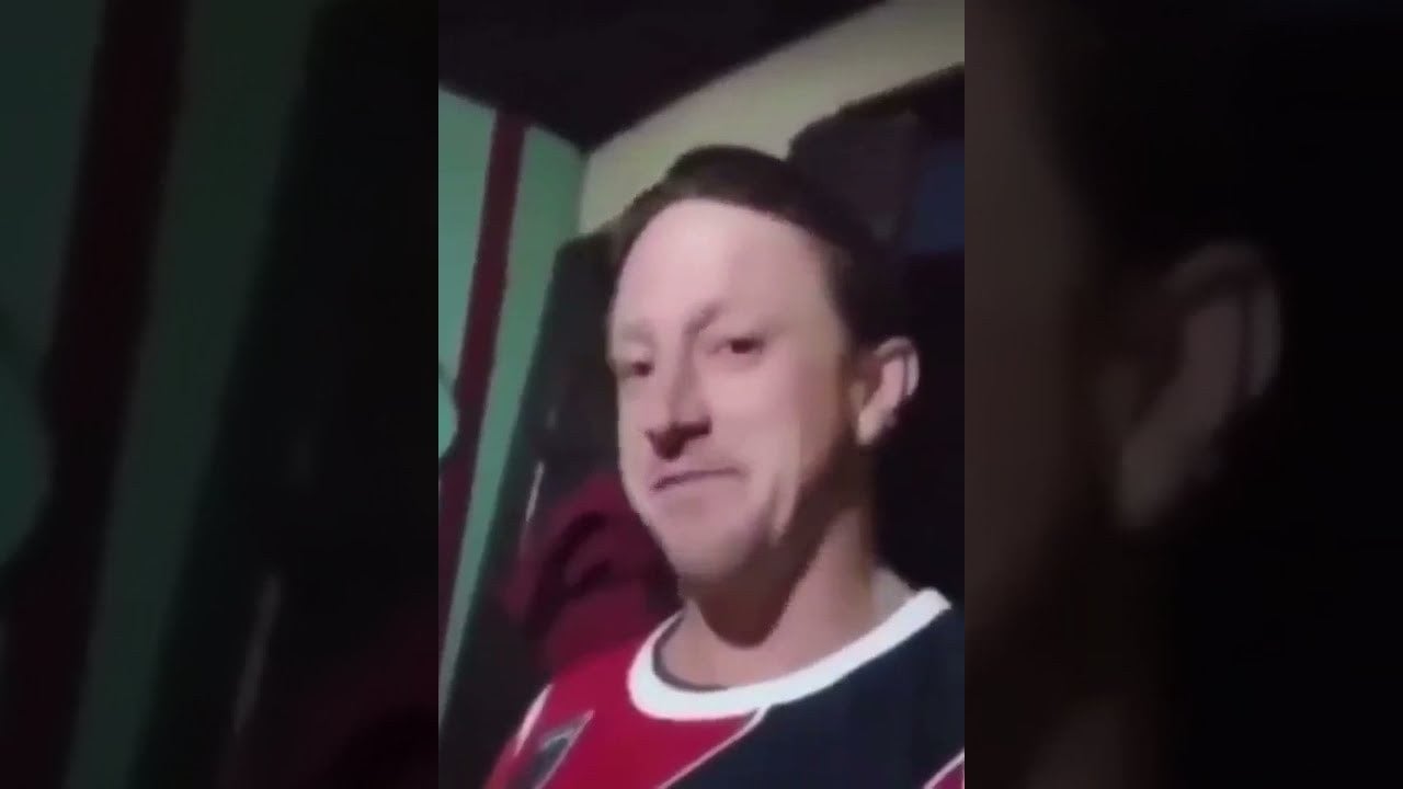 Todo Nicolas Cagezinho


Outra expressão que ganhou as redes e agora virou até elogio é "todo Nicolas Cagezinho" — que significa algo como bonito, estiloso, boa pinta. Isso depois que o gaúcho Fernando Schmidt, mais conhecido como Dianho, viralizou com um vídeo em que diz: "Olha o ‘naipezeira’ [estilo] do moleque essa hora. Seis horas da manhã e ele todo Nicolas Cagezinho já", se referindo a ele mesmo. Atualmente, Dianho tem mais de 3,5 milhões de seguidores, somando suas contas no Instagram e no TikTok