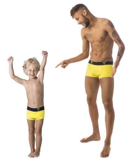 Ao lado do papai, Davi protagoniza propagandas. E o menino é bastante espontâneo e faz sucesso. O que dizer desta foto de cuequinha ao lado do craque?