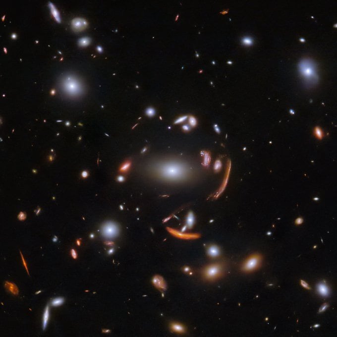 O vasto aglomerado de galáxias SDSS J1226+2152, localizado ao centro da imagem, está distorcendo a luz vinda das galáxias que estão atrás dele, por isso parecem que são "tortas" ou "curvas"


LEIA MAIS: Brigas, concorrentes, explosão e risco de processo: Elon Musk enfrentou um ano turbulento