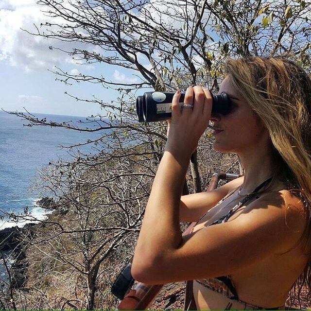 Rafa Brites aproveitou a data para fazer uma legenda profunda e reflexiva aos seguidores.

— Feliz Páscoa, Feliz ressurreição. Como tudo o que Jesus deixou de exemplo a ressurreição é algo para praticarmos em nosso dia a dia. Não, nunca vi ninguém voltar da morte mas podemos ressuscitar sentimentos, dar chances a pessoas as quais nos afastamos. Perdoar. Quem sabe também renovar esperanças de sonhos que adormeceram. A cada manhã acordar como se fosse o primeiro dia para descobrirmos o que temos de melhor em nós. E sim fazermos o exercício de pensar em que se partissimos hoje o que deixaríamos de pendências? De desavenças? De saudades? Pois é, nós mortais não teremos a chance de voltar nem trazer ninguém de volta. A hora é agora. 
Desejo isso a família de cada um de vocês. Ressuscitem...