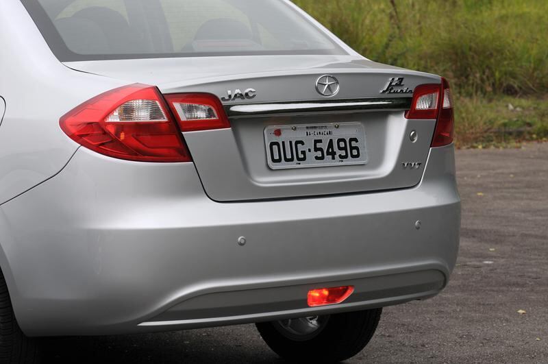 Ao contrário do que ocorrida no modelo anterior, as lanternas do J3 Turin 2014 agora invadem a tampa do porta-malas. Leia a avaliação completa
Quer ler mais notícias? Acesse R7.com/carros