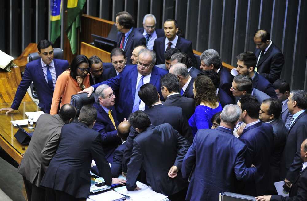 Cunha debate com líderes durante sessão da reforma política