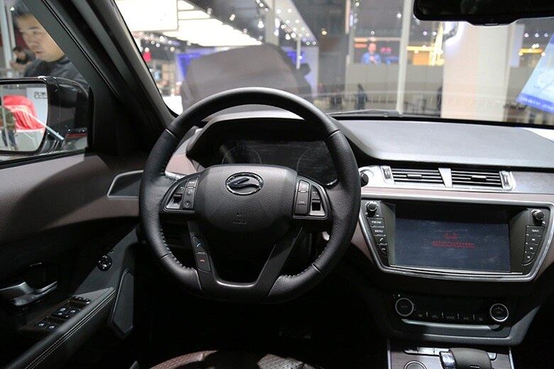 Por falar em tecnologia, o X7 também tem lá seus mimos. No centro do painel, o modelo oferece tela multifuncional sensível ao toque e volante com base achatada com diversos comandos
