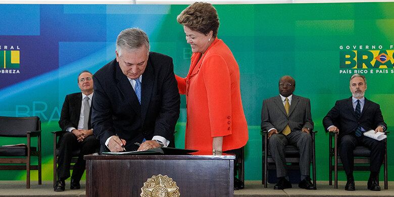 Observado por Renan Calheiros, Joaquim Barbosa, Antonio Patriota e Dilma, Figueiredo Machado assume ministério