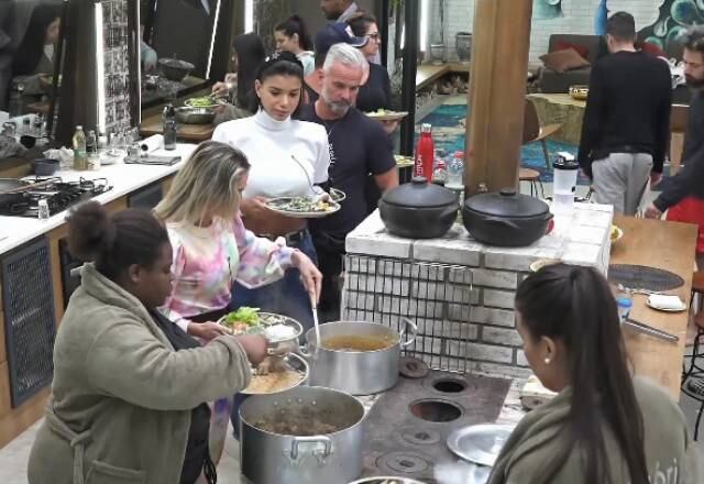 Não é por acaso que a cozinha da sede de A Fazenda 12 é um dos lugares mais frequentado pelos peões. Desde a tradicional fila organizada por Jojo Todynho até o uso da criatividade nas refeições, os peões mostram compromisso com a comida. Separamos os melhores pratos até agora. Pelo menos, a cara estava boa... Confira!
