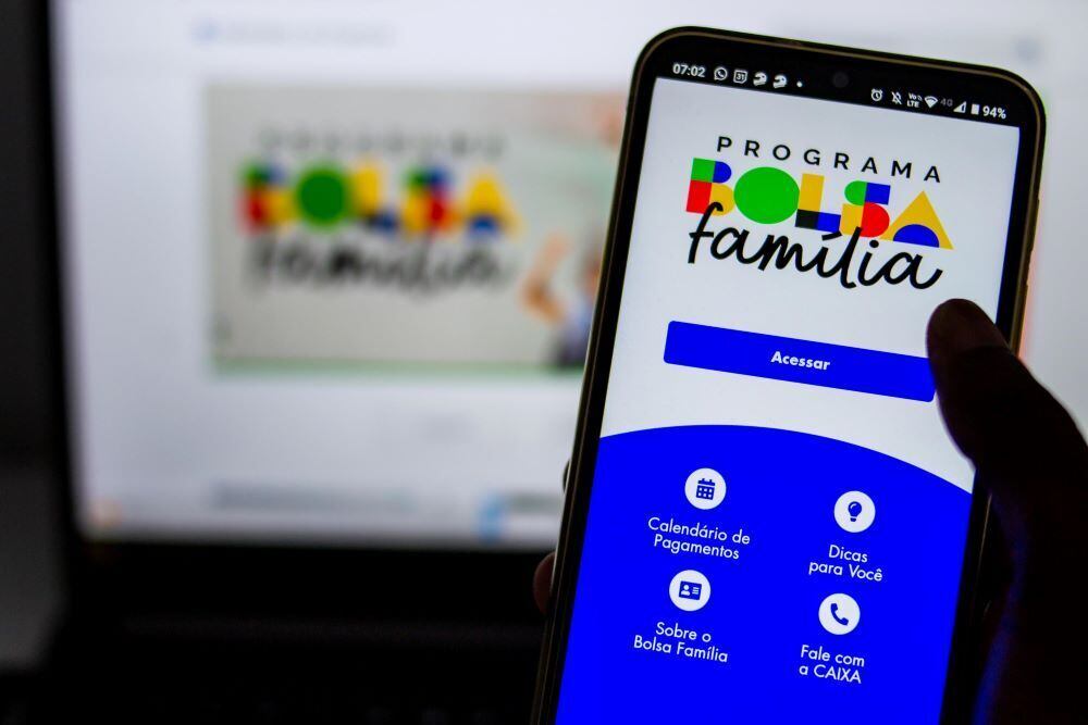 Celular conectado ao aplicativo do programa Bolsa Família