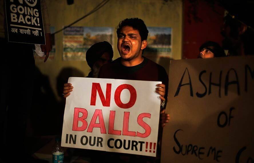 Ativista gay protesta em frente à Suprema Corte da Índia