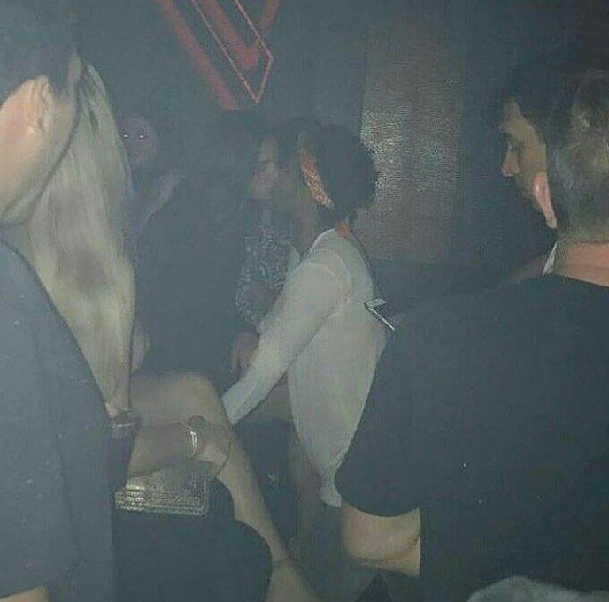 O casal foi flagrado na balada aos beijos 