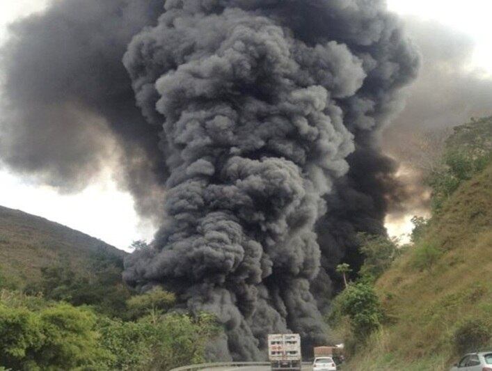 Explosão causou grande nuvem de fumaça preta na rodovia