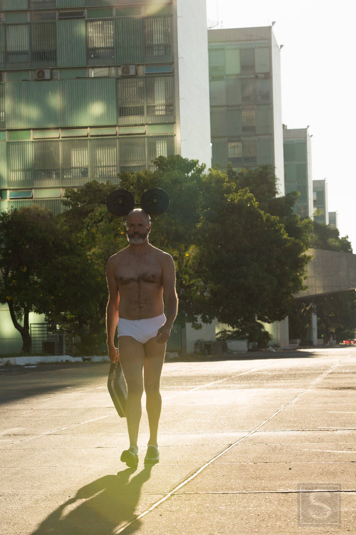 Durante o ensaio, o
"Mickey" encontrou vários problemas. Ele chegou a entrar em conflito
com autoridades como a polícia do Congresso e o segurança da guarita do templo
da boa vontade. Mas, ao mesmo tempo, encontrou pessoas bastante receptivas pelo
caminho, algumas tentaram interagir com o personagem