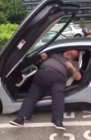 No áudio do vídeo, um dos amigos fala (em inglês) algo
assim — use os músculos do estômago. Ainda pior, um outro chegou a enfatizar um “bem
feito!”