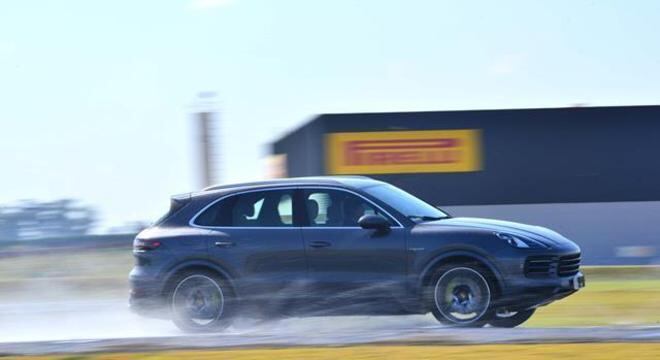 dependências modernas, auditório, salas de briefing e de reunião, boxes e sete pistas diferentes, podendo levar veículos de duas ou quatro rodas a uma infinidade de testes dentro ou fora de estrada