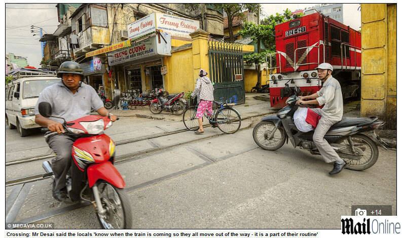 Os comerciantes que expõem suas mercadorias ao lado dos trilhos precisam
retirar tudo rapidamente quando veem que o trem está chegando
