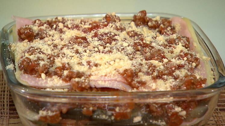 Lasanha de Berinjela

Ingredientes
2 berinjelas médias cortadas em fatias grossas e pré-cozidas na água com sal
Molho bolonhesa já temperado
200g de presunto em fatias
200g de queijo muçarela em fatias
Queijo parmesão ralado a gosto 

Modo de preparo
Em uma tigela ou forma que caiba dentro do cesto da sua fritadeira elétrica, disponha alternadamente uma camada de berinjela, depois o molho de bolonhesa, o queijo mussarela e por último o presunto. Repita essas camadas até acabar os ingredientes ou preencher seu recipiente. Deixe um pouco do molho para finalizar a cobertura e polvilhe o queijo parmesão ralado a gosto.Colocar na fritadeira elétrica a 180 graus por média de 20 minutos ou até derreter o queijo mussarela. 

