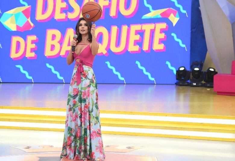 A cantora ainda participa de uma brincadeira proposta pelo apresentador. Ela vai ter que mostrar toda sua habilidade no basquete e acertar a cesta com alguns objetos inusitados
• GALERIA: Paula Fernandes joga basquete e arremessa objetos inusitados em cesta montada no palco do Legendários