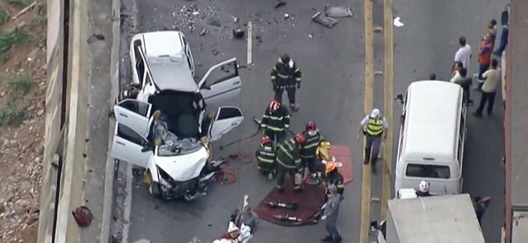 Engavetamento deixa oito feridos em viaduto Engenheiro Alberto Badra em SP