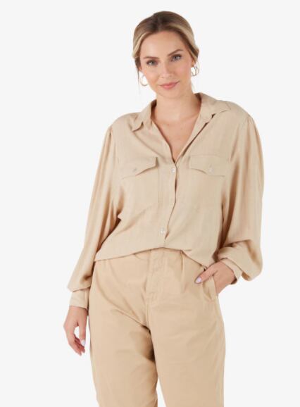 

Camisa Feminina
Manga Longa Bolsos Viscose Bege Linho AK



Fácil de combinar, camisa vai do trabalho ao happy-hour
sem te deixar na mão. A camisa feminina manga longa viscose bolsos bege linho
da Riachuelo é confeccionada em viscose, tecido macio e fresco para o nosso
clima tropical. Além disso, traz mangas com modelagem mais ampla e detalhe de
bolsinhos com lapela e botão como fechamento.


